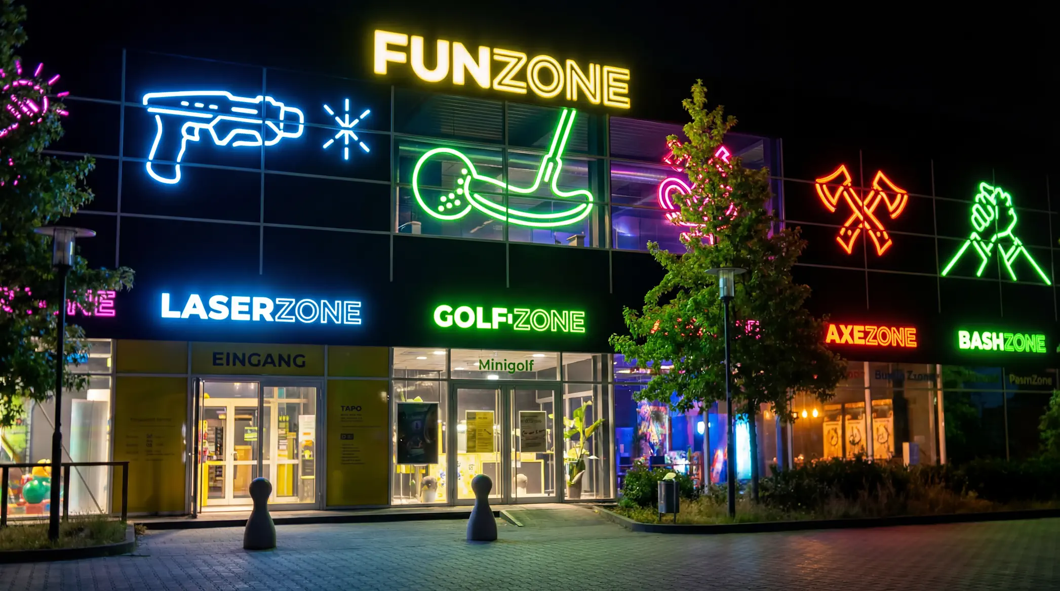 Beleuchteter Eingang der FUNZONE Erlebniswelten